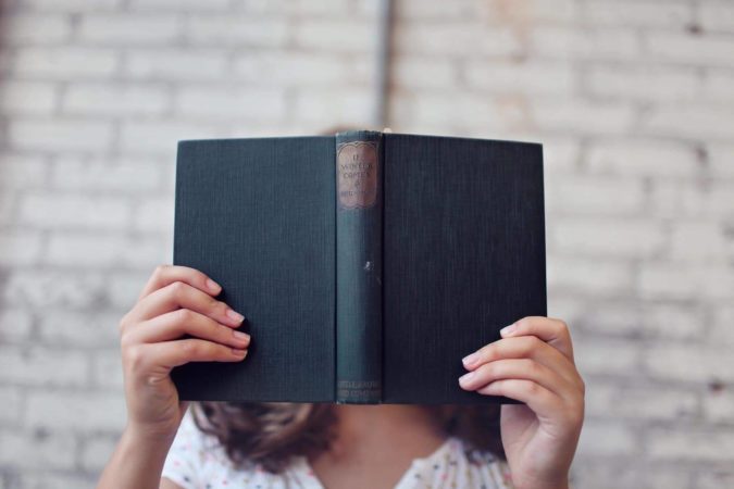 estudiante leyendo un libro