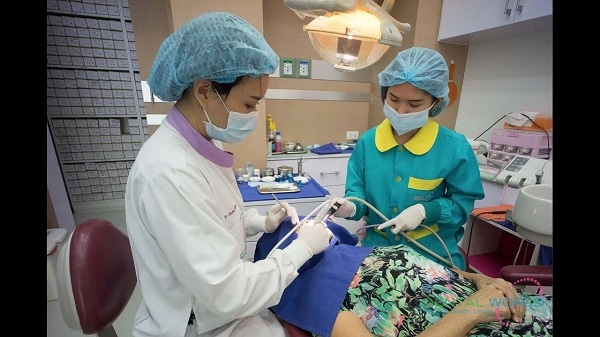 Recevoir un traitement à Dental World Chiang Mai