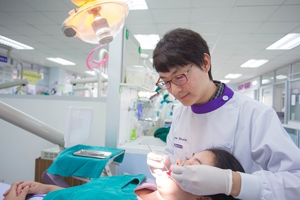 étudiants en dentisterie à l'Université de Chiang Mai