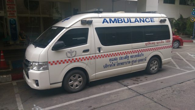 Une ambulance stationnée.