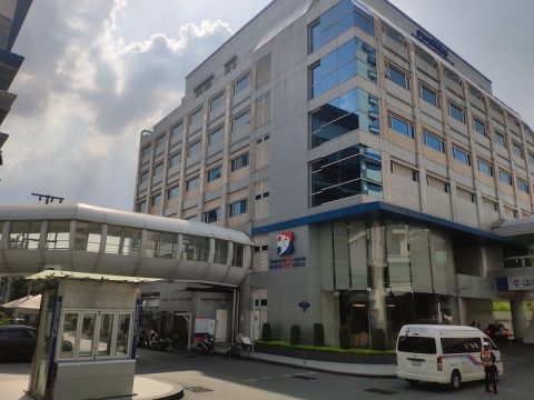 Une camionnette garée à l'entrée d'un hôpital.