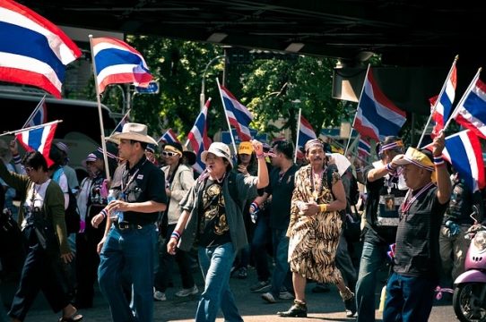 Un groupe de manifestants défilant sur la route.