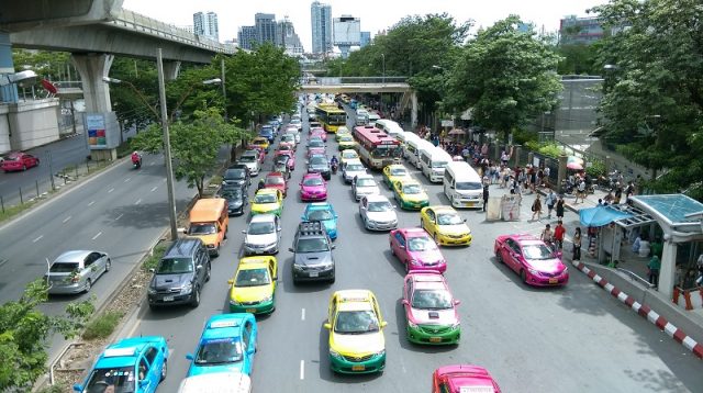 Une file de trafic s'étendant sur une route principale.