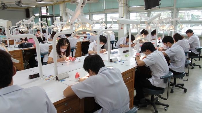 étudiant en dentisterie à l'Université de Chiang Mai.