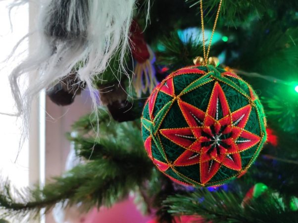 Ein selbstgemachter Christbaumschmuck von einem Marktverkäufer in Chiang Mai.