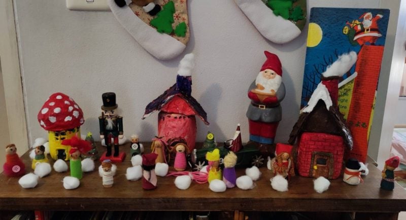 Selbstgemachte und gekaufte Weihnachtsdekorationen.