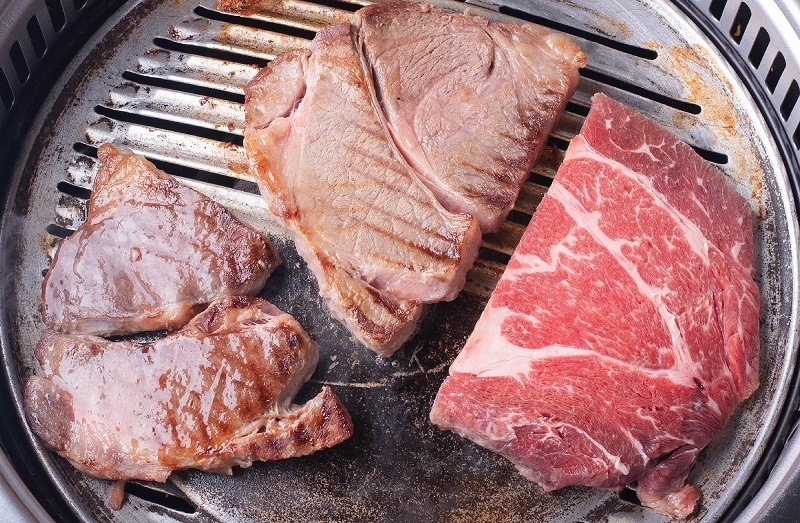Grille dein eigenes Premium-Rindfleisch im The BBQ Korean Buffet in Bangkok.