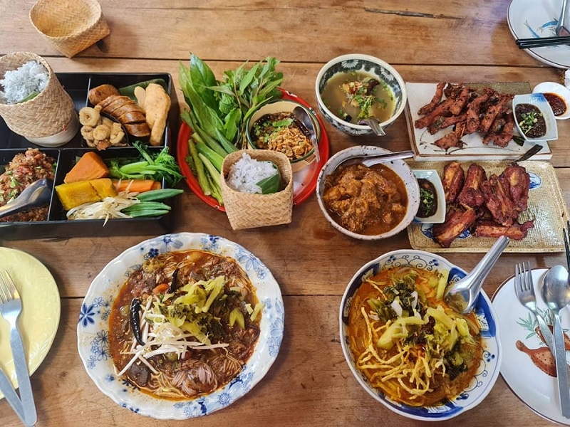 Ein Tisch voller nordthailändischer Gerichte im Daradalay Restaurant