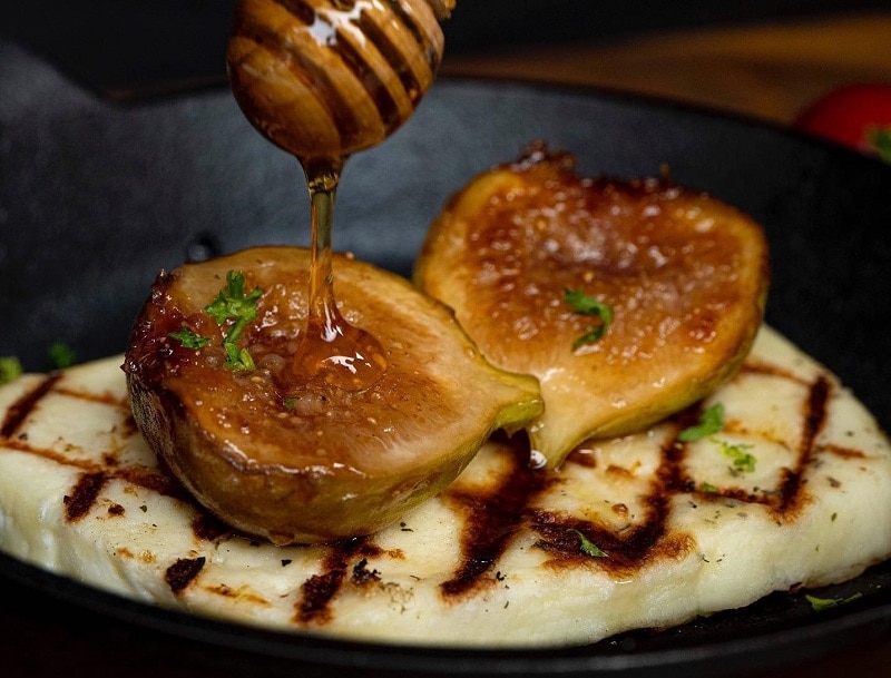 Gegrillter Saganaki-Käse mit karamellisierten Feigen und griechischem Honig im Avra in Bangkok.