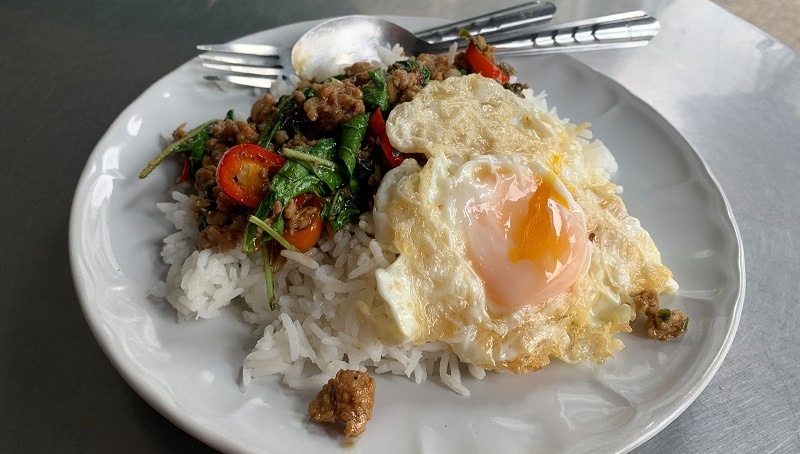 Es ist das perfekte Bangkok-Mahl, Pad Kaprao wird nie enttäuschen.