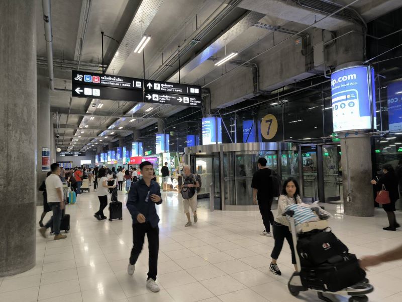 Bushaltestelle am BKK Flughafen