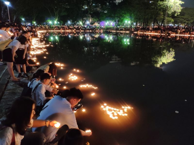Le jour de Loy Krathong.
