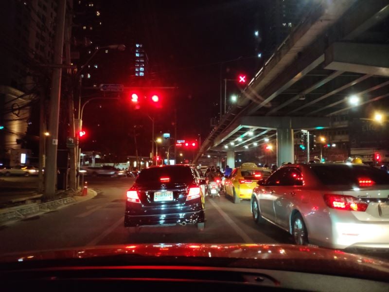 Trafic à Bangkok la nuit