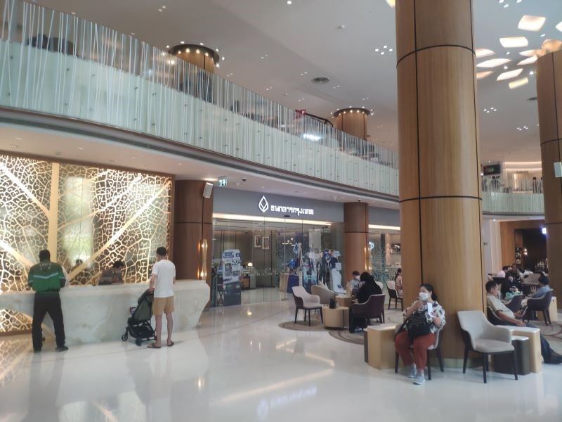 Bumrungrad hospital lobby