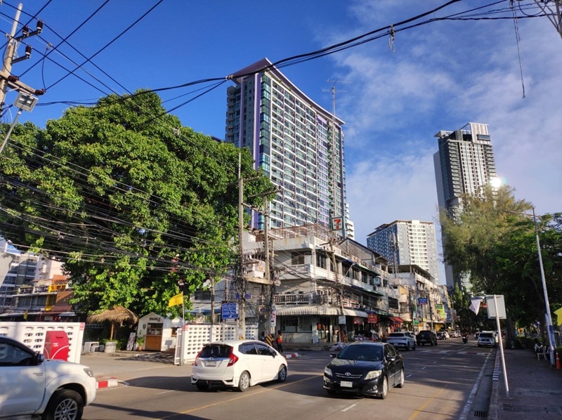 The traffic is light on Jerm Jom Phon Road.