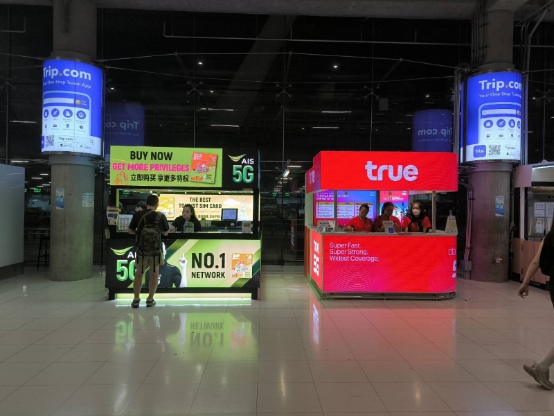 Kiosques AIS et True à l'aéroport BKK