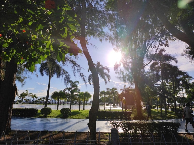 Suan Sukapop park along Sriracha waterfront