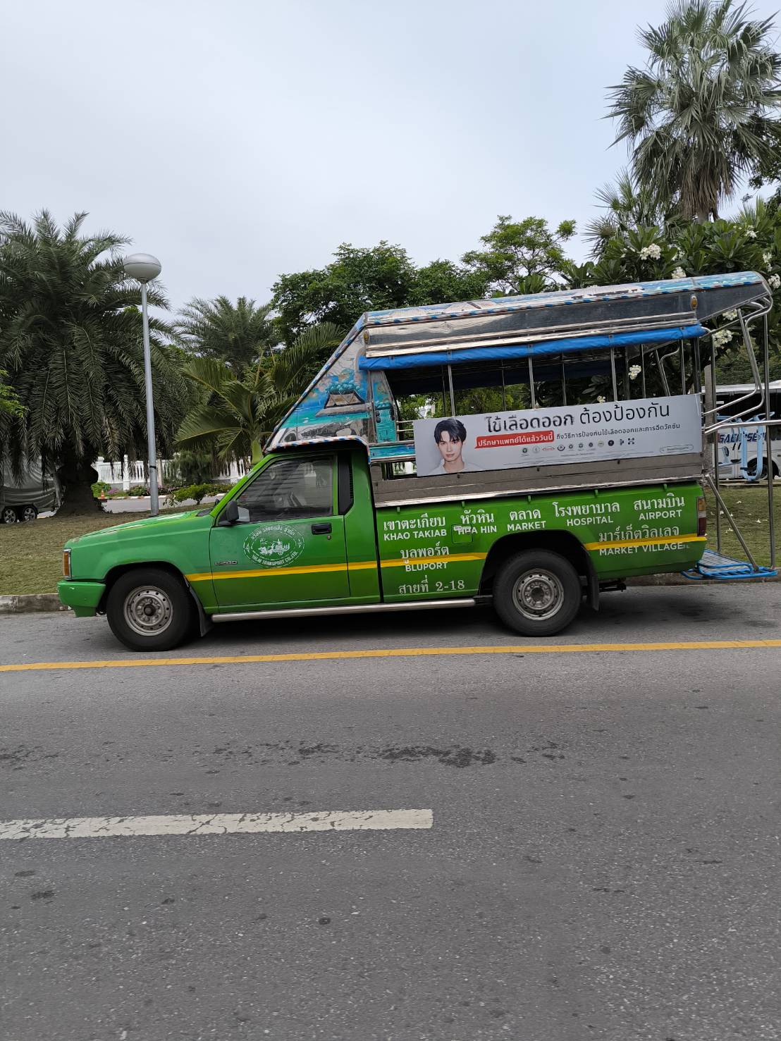 Grüner Songthaew auf der Strecke Hua Hin – Khao Takiab