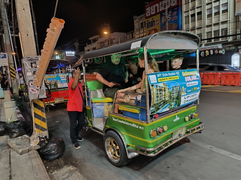 Tuk-tuk auf einer Straße in Hua Hin bei Nacht