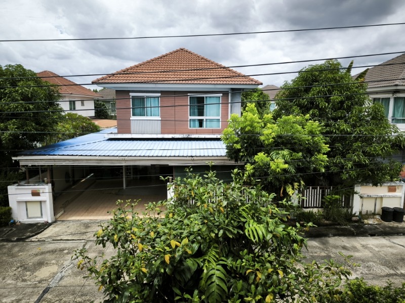 Two-storey family house with a carport in a Bangkok suburb housing estate