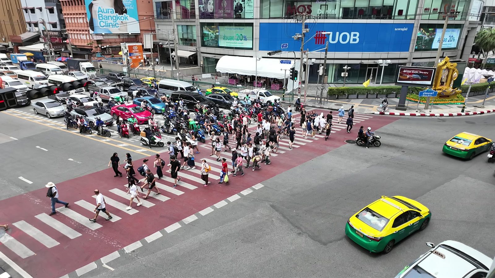 Crowds crossing the Asok intersection on Sukhumvit Road