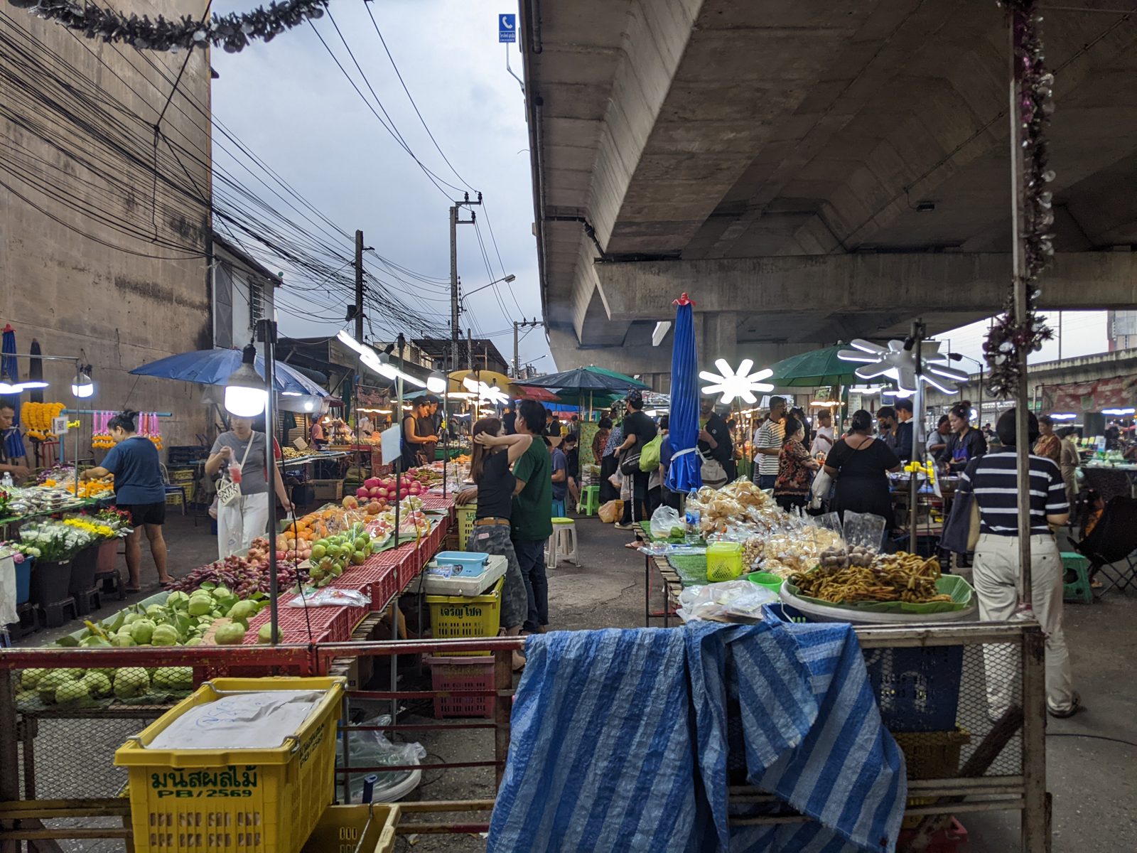 Obst- und Blumenstände auf dem Bang Son Market nahe der MRT Bang Son