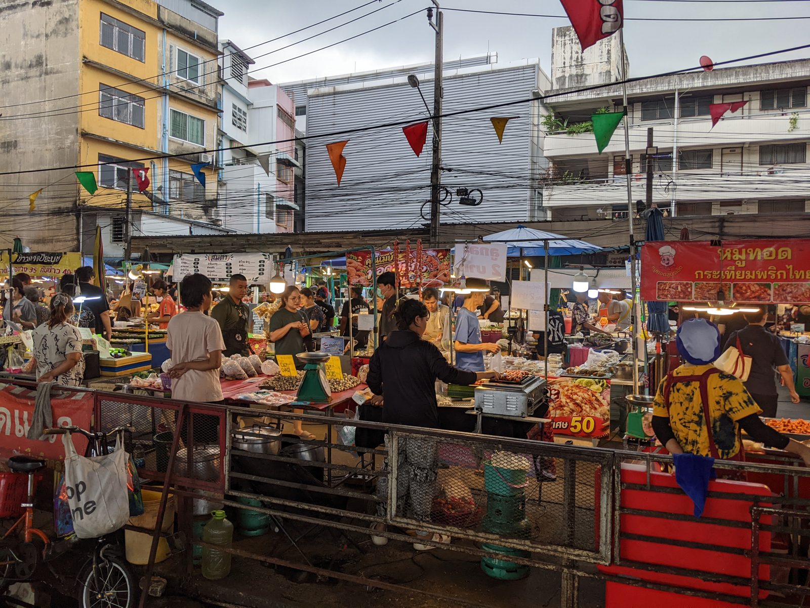 Abendliche Essensstände mit frittiertem Schweinefleisch und Meeresfrüchten auf dem Bang Son Market