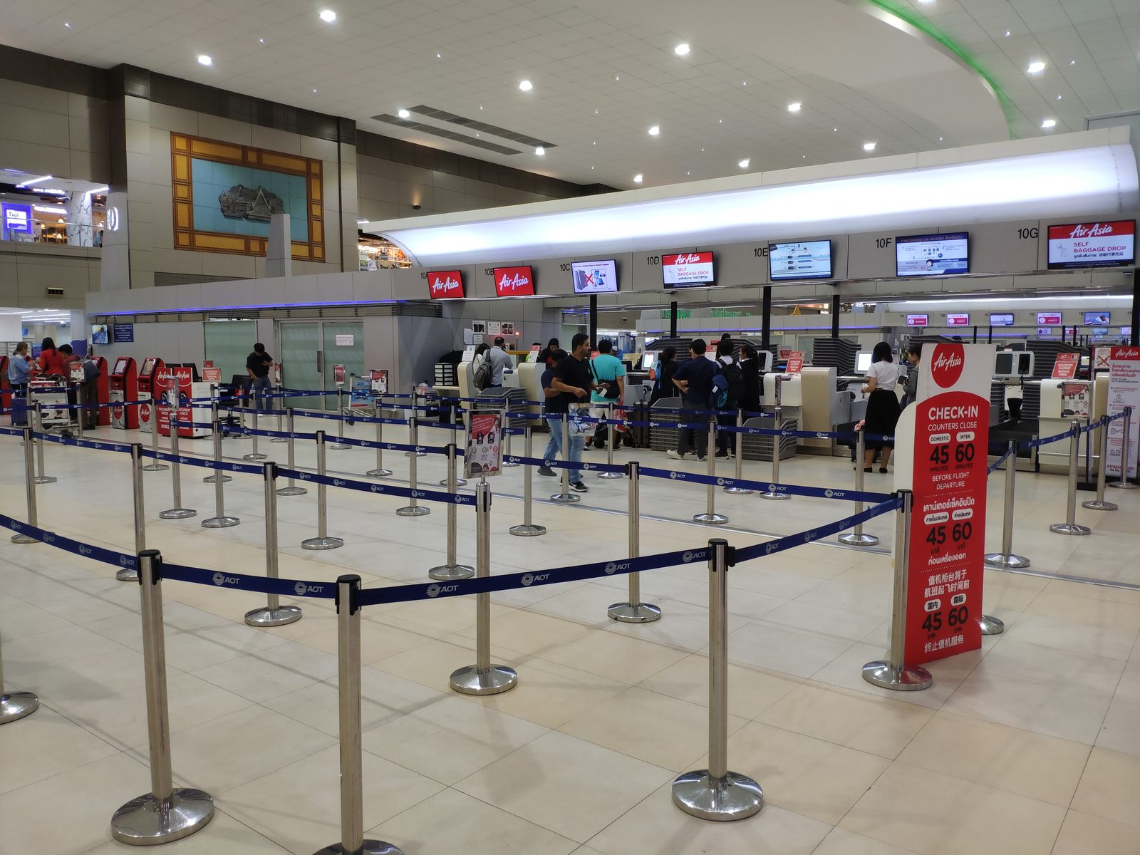 Check-in counters and queue lines in the Don Mueang Airport departure hall
