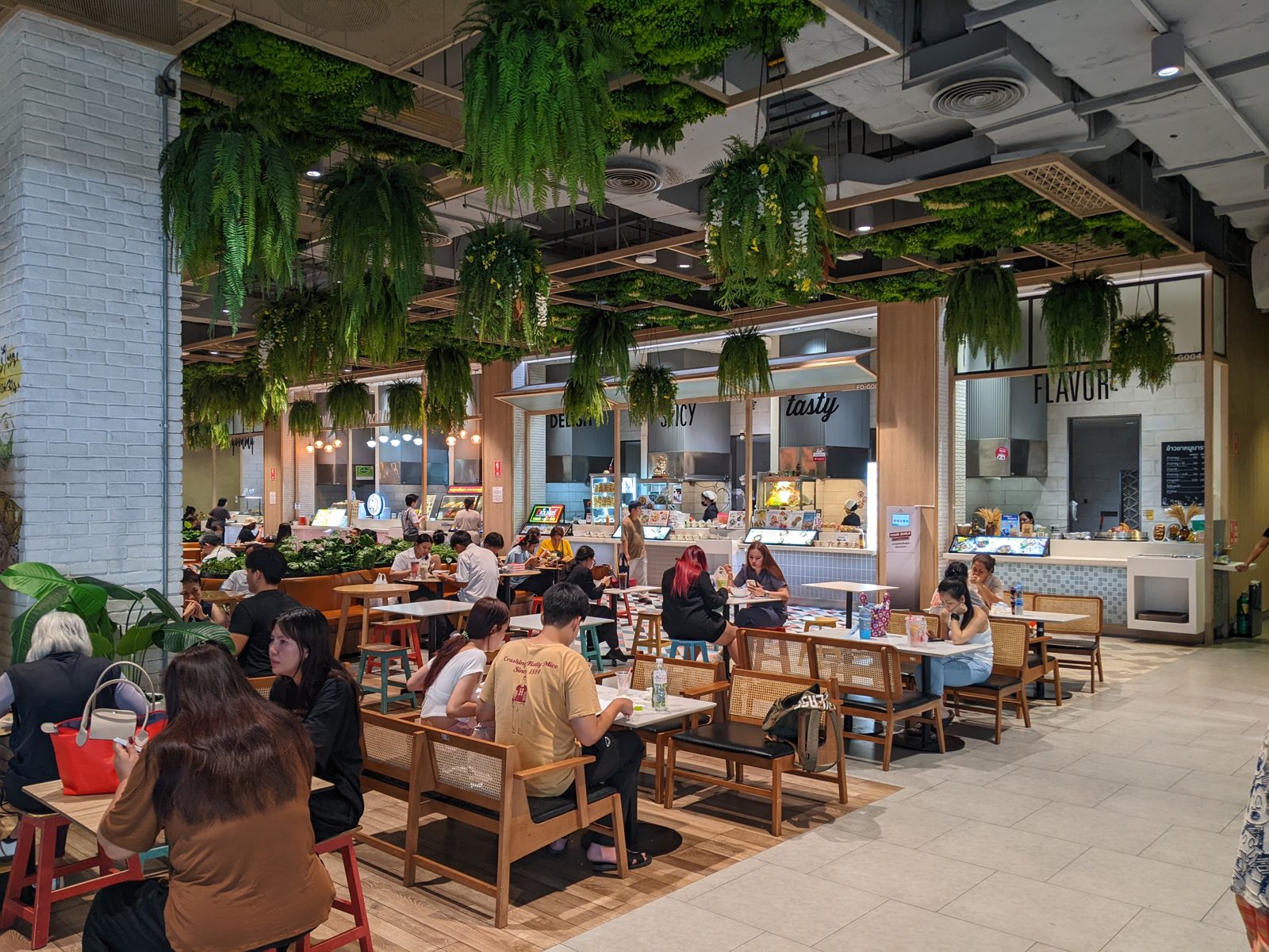 Gäste im Food Court im Gateway at Bang Sue