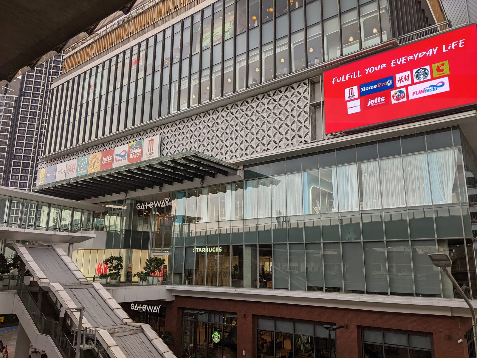 Einkaufszentrum Gateway at Bang Sue mit Condo-Türmen dahinter
