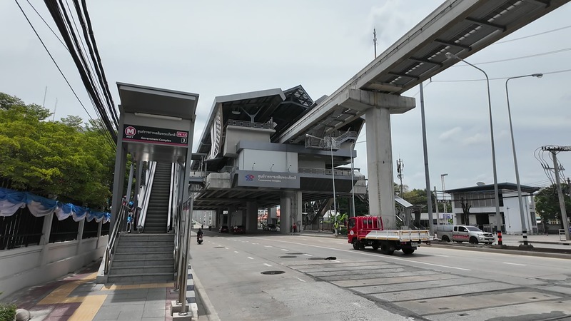Government Complex station on the MRT Pink Line, with the monorail track above Chaeng Watthana Road and the station entrance stairs
