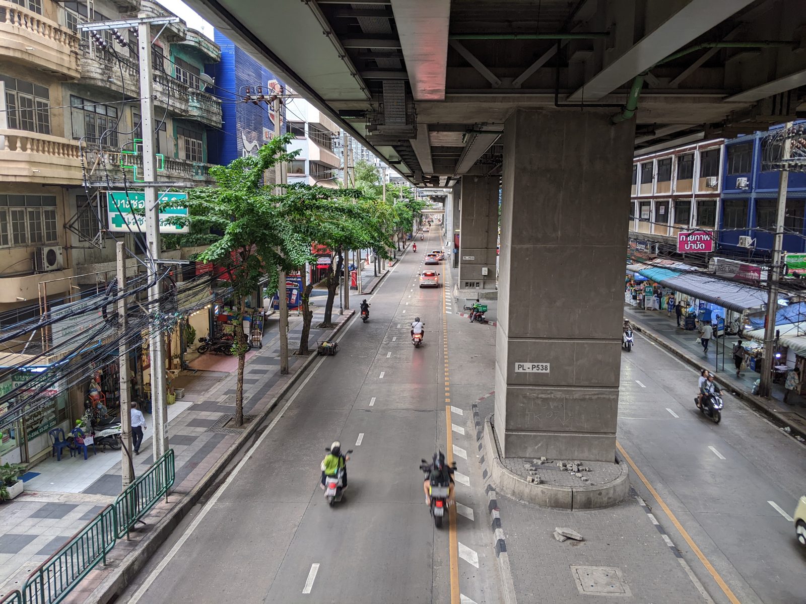 Die Krungthep-Nonthaburi Road unter der MRT Purple Line in Bang Sue
