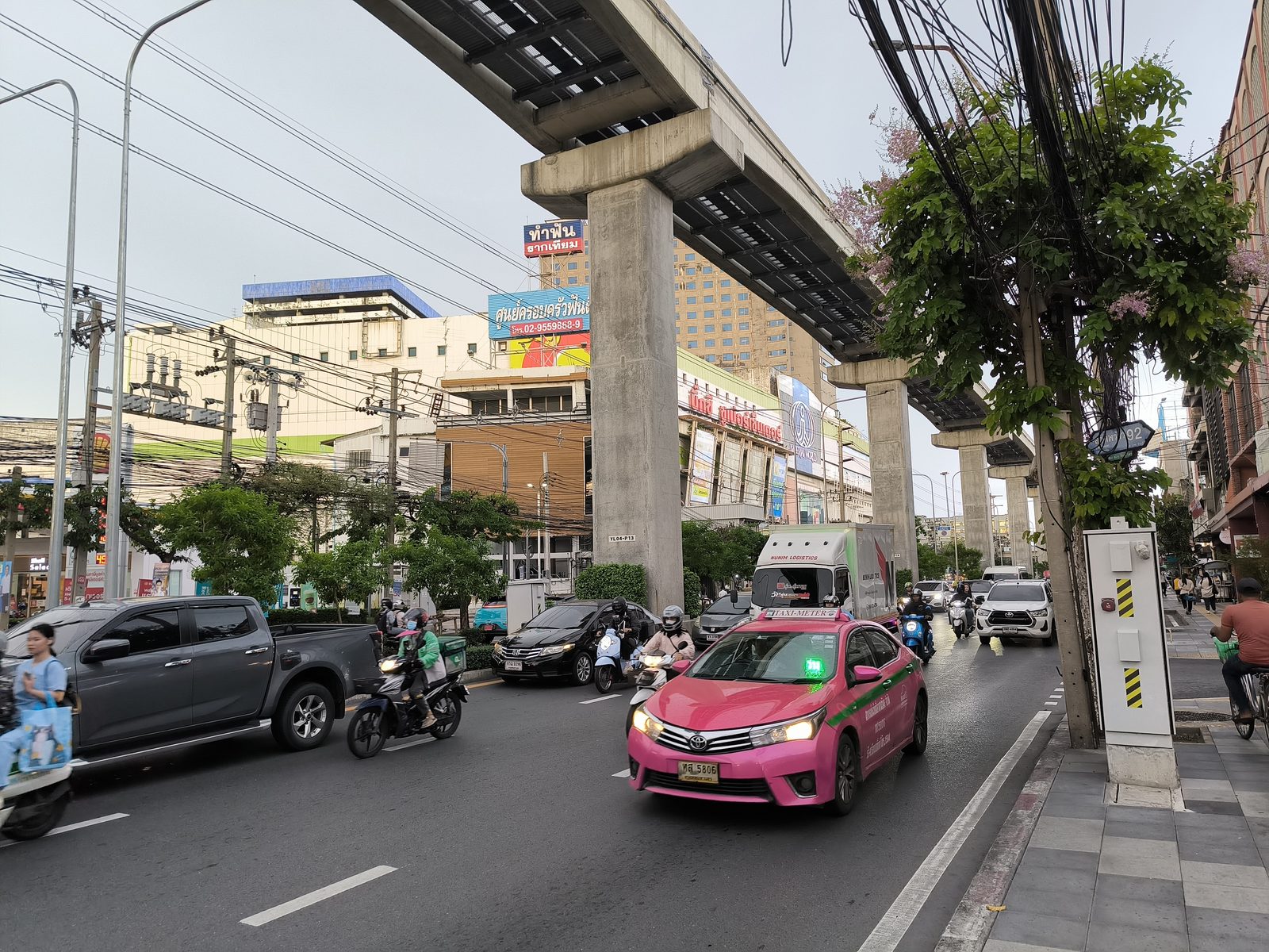 Traffic on Lat Phrao Road under the MRT Yellow Line