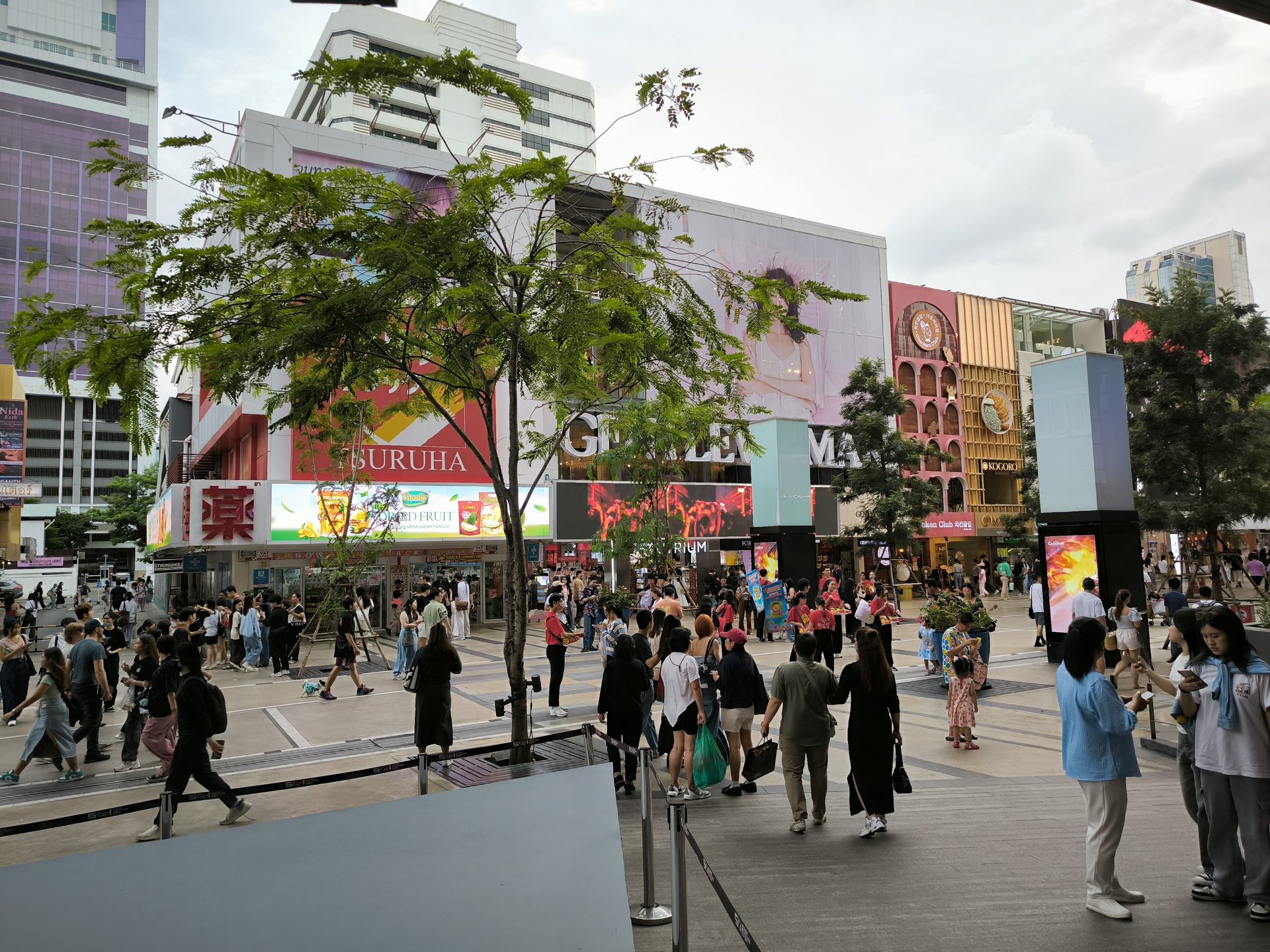 Crowds in front of the shops at Siam Square