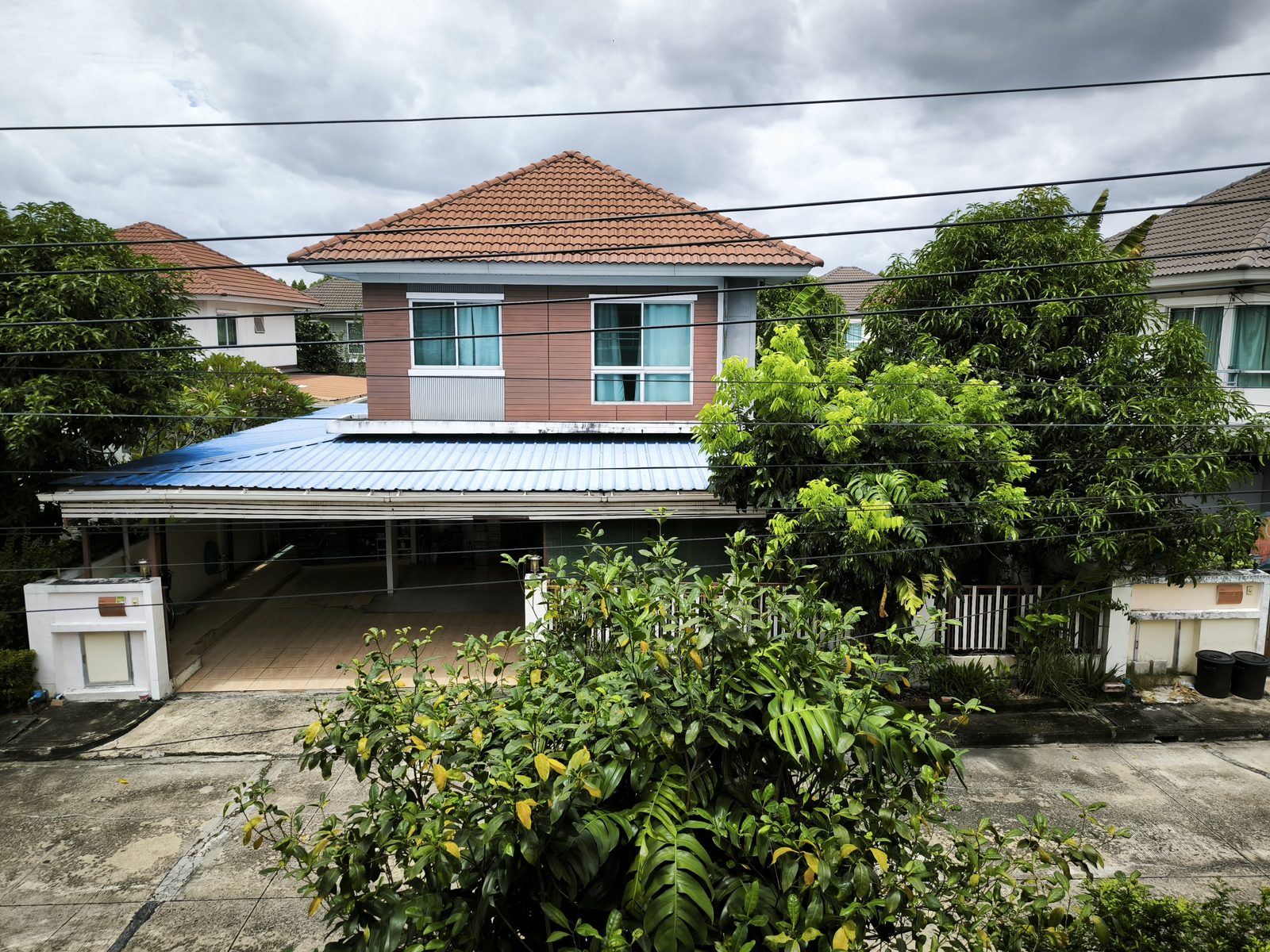 A two-story detached house in a gated community in Min Buri