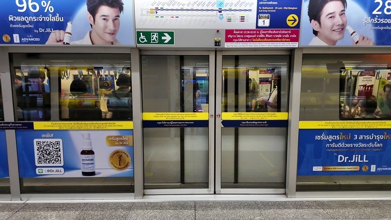 MRT Blue Line platform screen doors with a train arriving in Bangkok