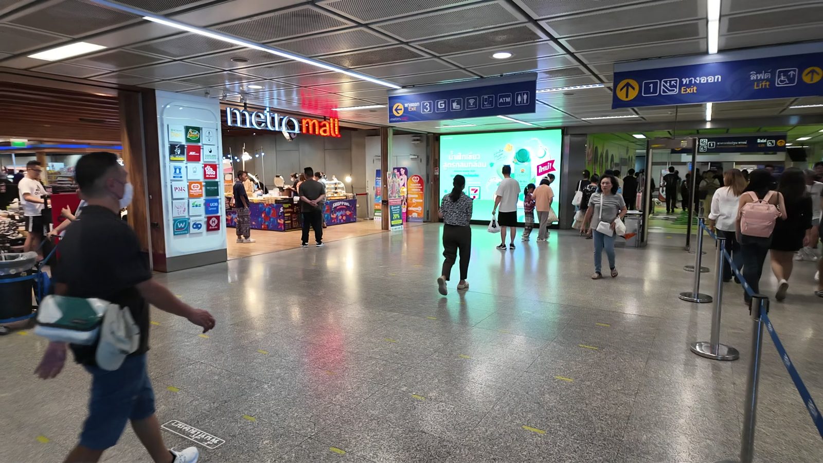 The concourse and Metro Mall at MRT Phra Ram 9 station