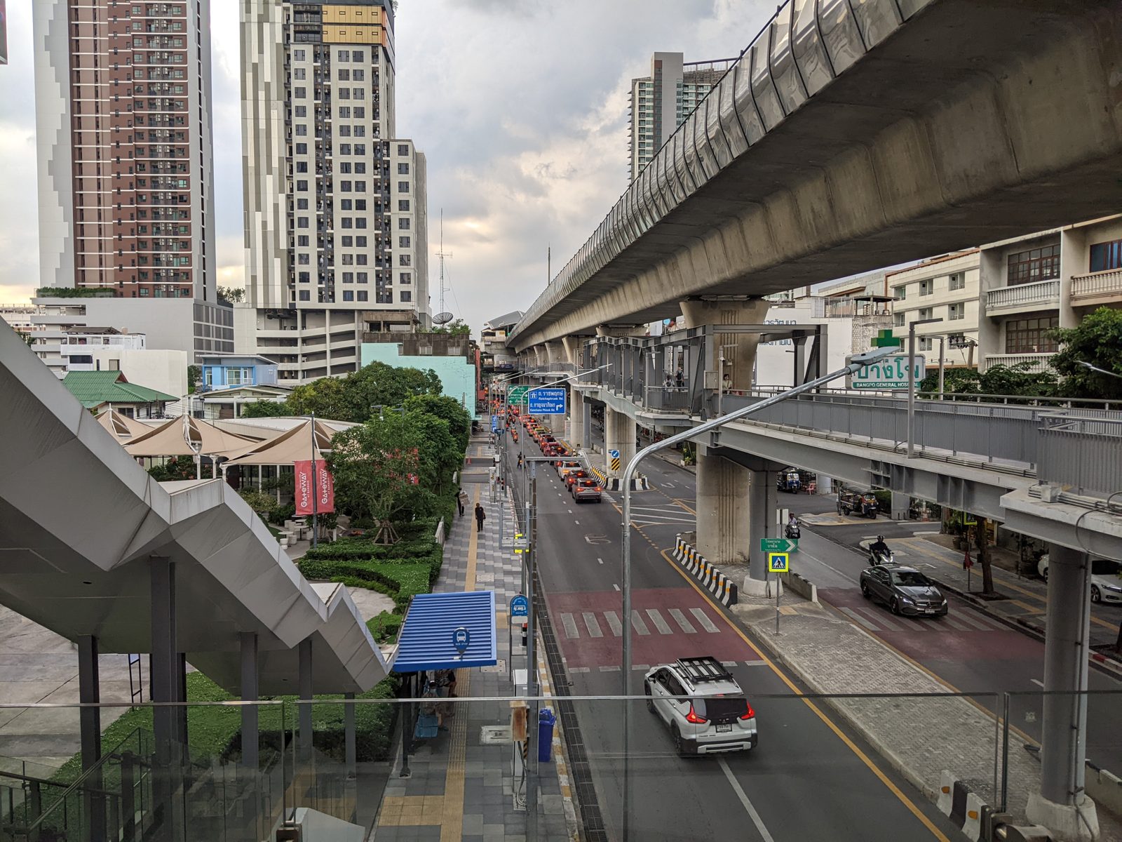 Condo-Türme an der Pracharat Sai 2 Road neben der MRT Blue Line bei Bang Pho