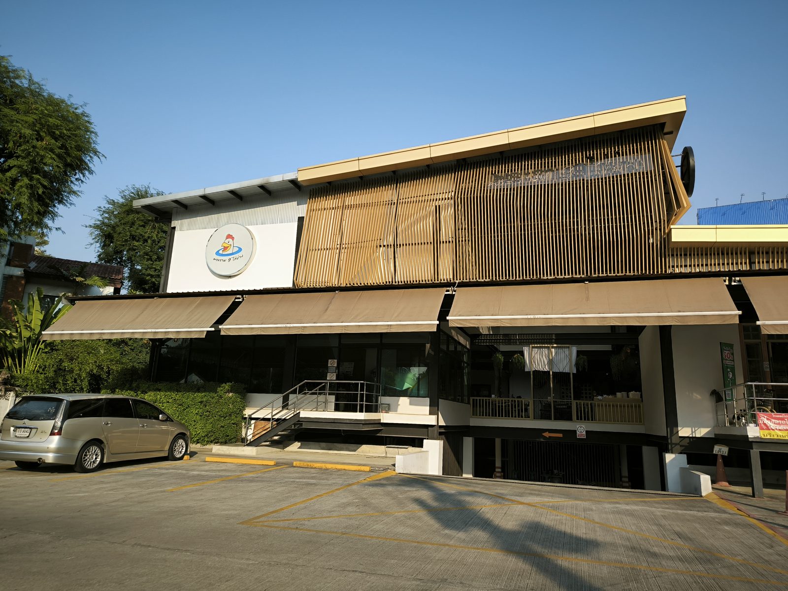 A large open-front som tam restaurant on Rama 9 Road