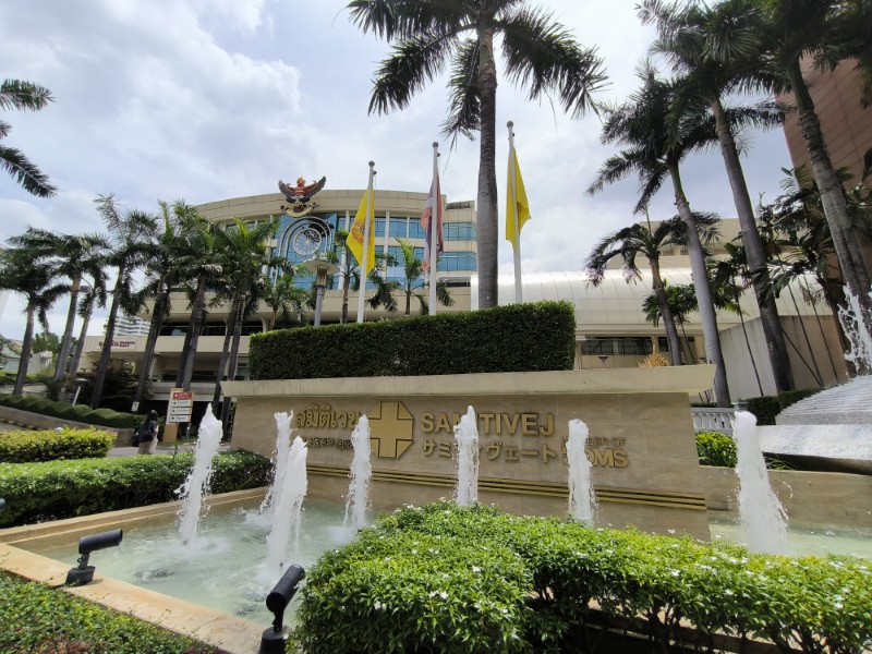 Samitivej Hospital entrance with fountain in Bangkok
