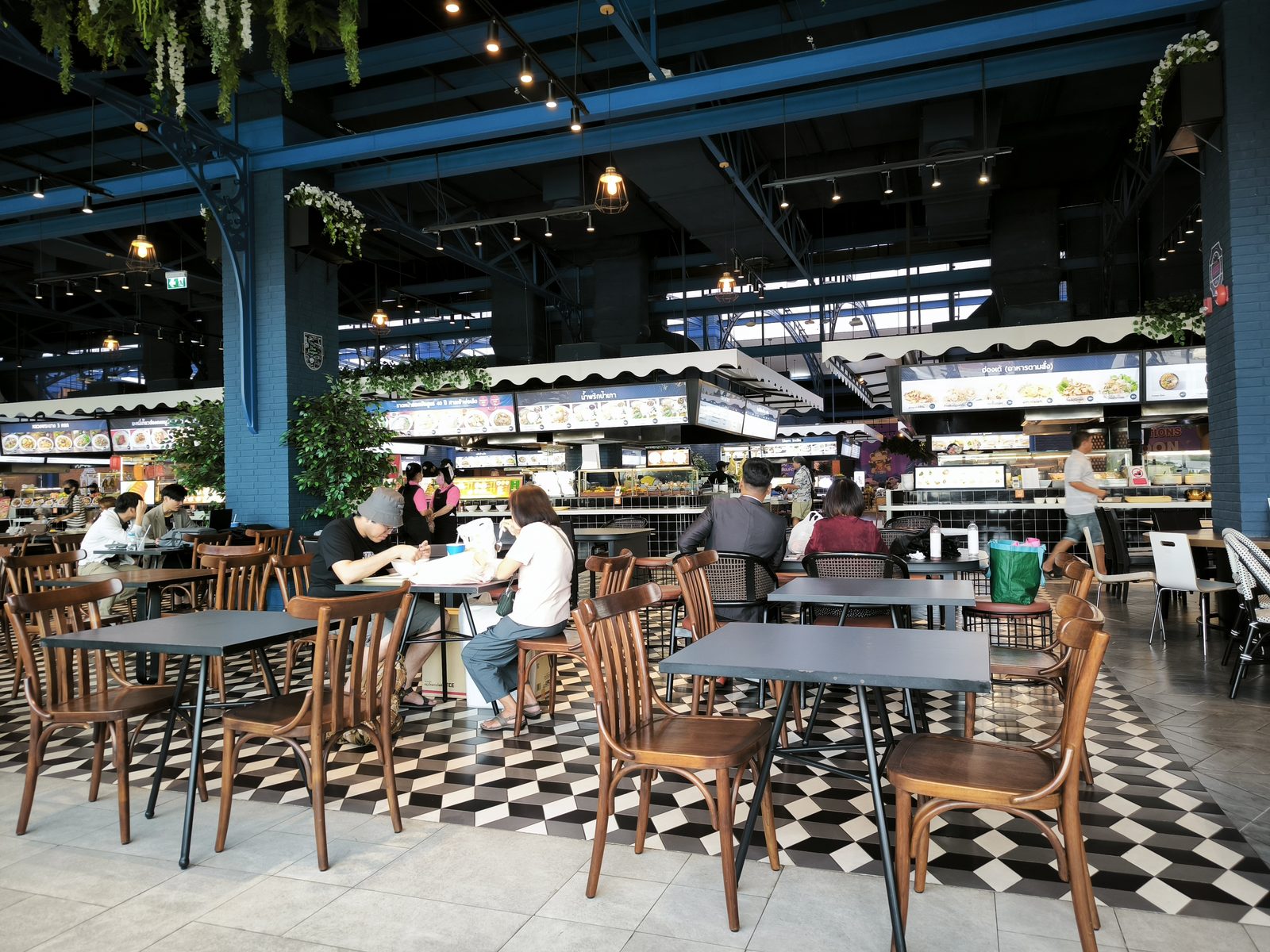 Tables in the food court at Seacon Square Srinakarin